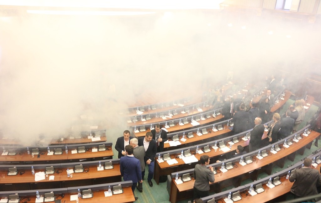 科索沃议会现骚乱