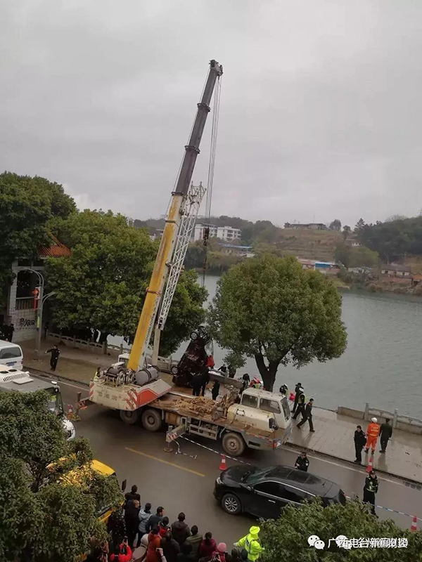 广西一小车撞断护栏坠入河中