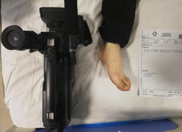法院大厅拍照被铐