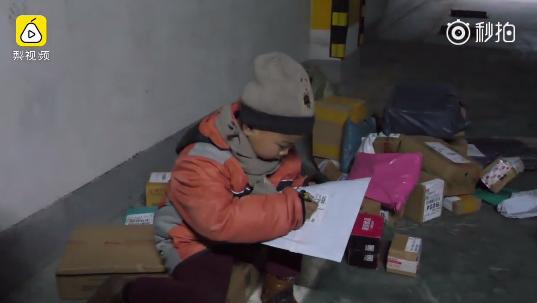 7岁男孩寒冬送快递