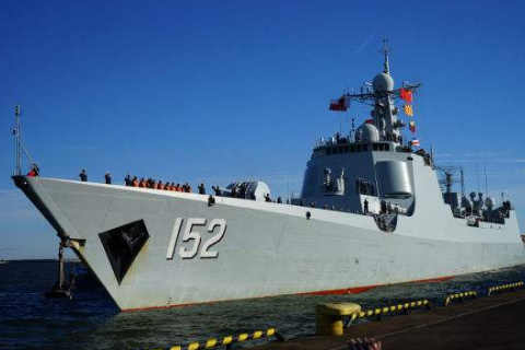 海军施救落水人员，两人系失事蒙古籍货船成员