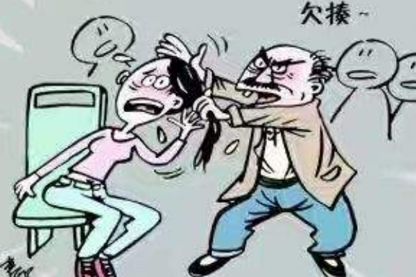 老人扇腿伤女孩逼让座，嚣张跋扈竟欲殴打赶来的民警