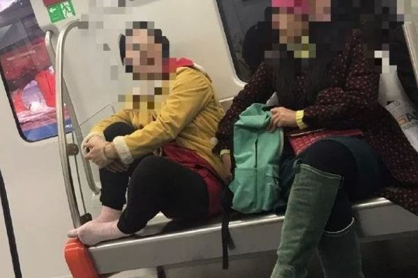 厦门地铁开通几天 竟有人做出这样的事 文明乘车人人有责