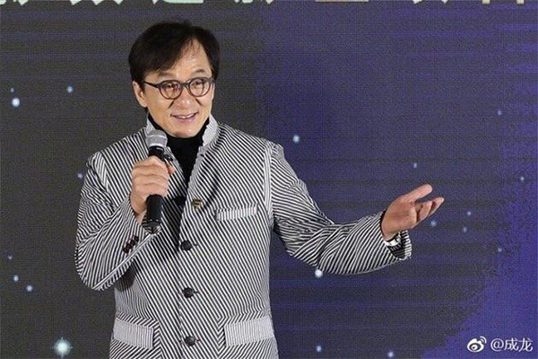 成龙政协发言引争议，香港网友指责成龙